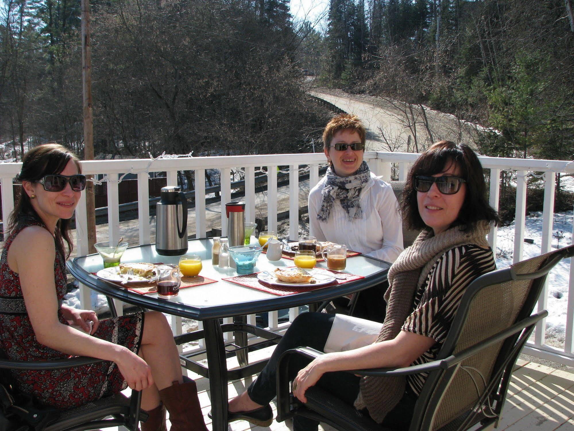 Auberge De Mon Petit Chum B&B Wakefield Exterior foto